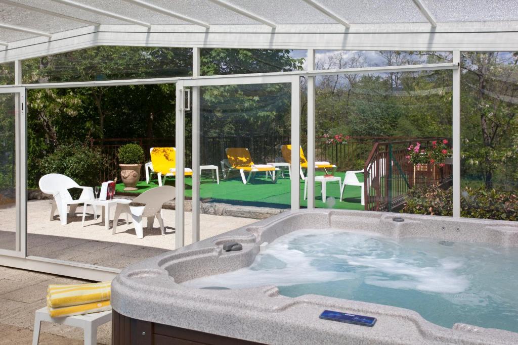Logis Hotel Restaurant Les Cedres Joyeuse Exterior foto